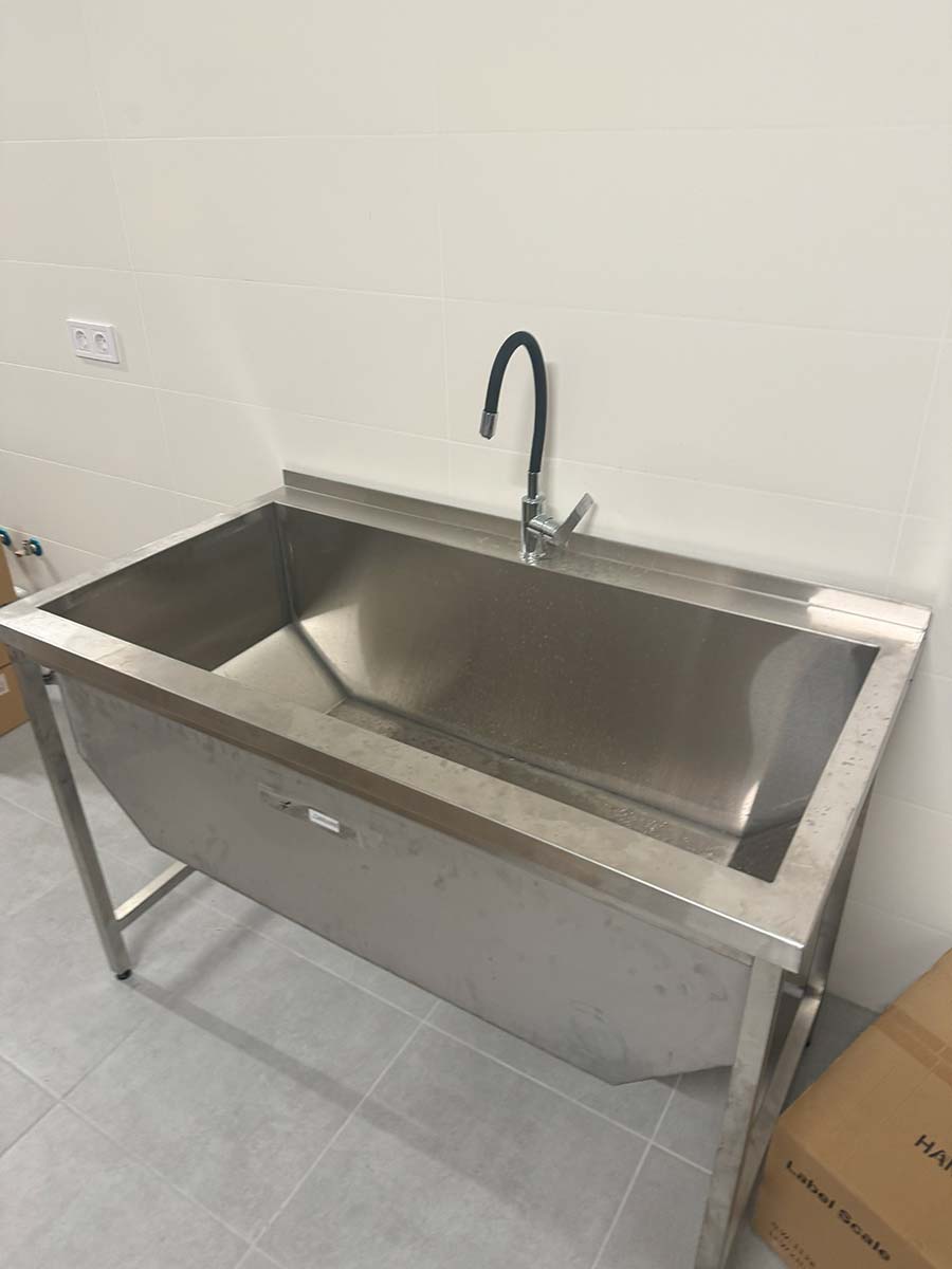 Вытяжные зонты и мойки для супермаркета Dmart от Balyuk Steel Group
