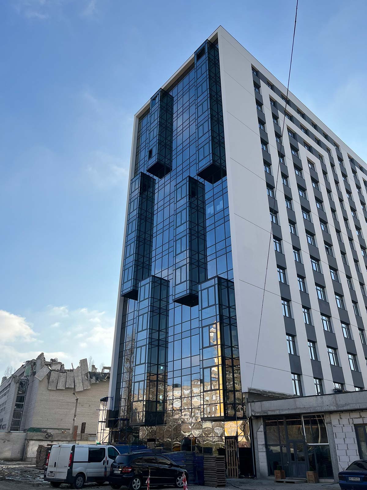 Интерьер холла ЖК Престиж Резиденс с лифтовыми порталами от Balyuk Steel Group