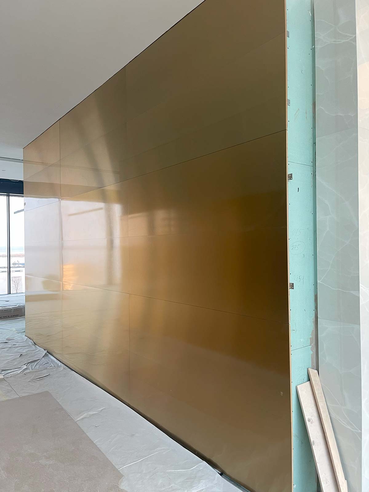 Sun Ray Spa — элегантные колонны у лестничного марша от Balyuk Steel Group